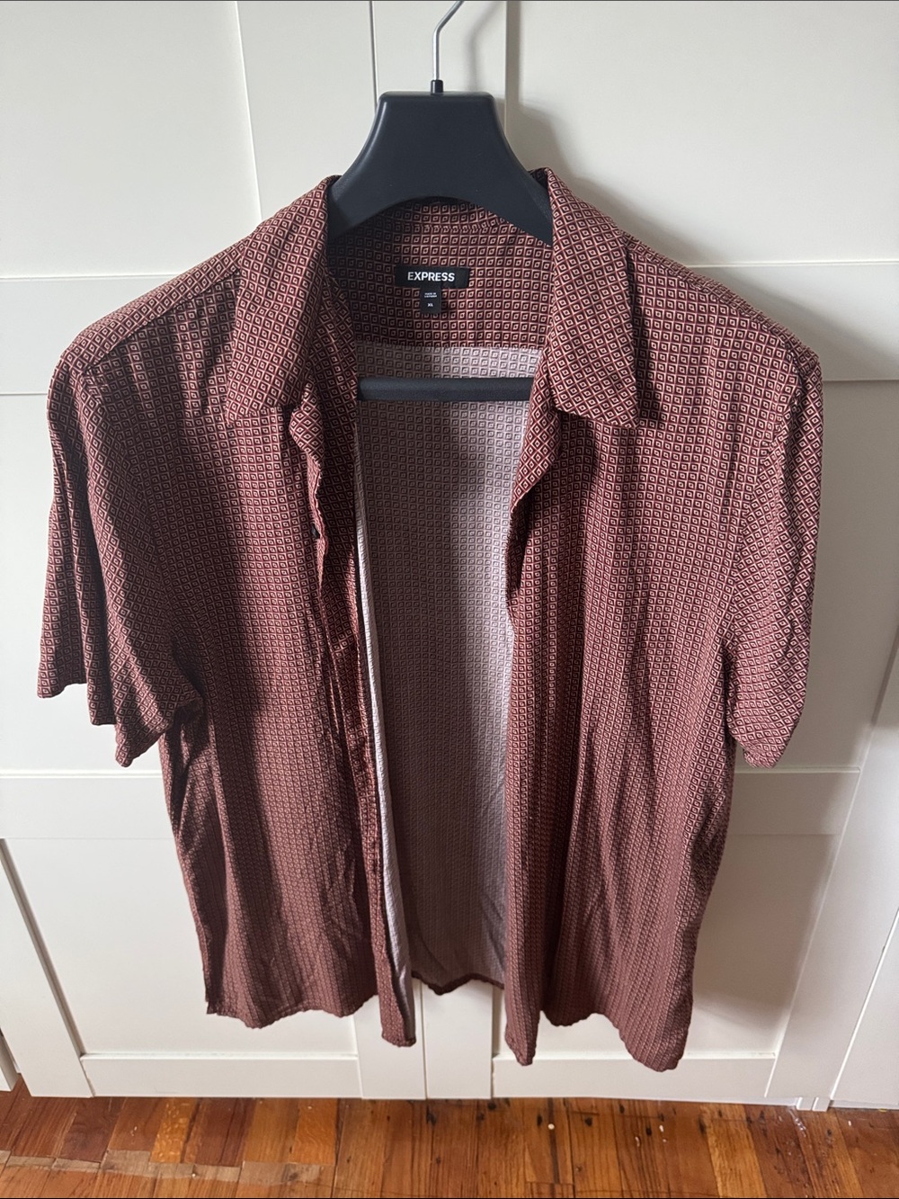 Express Men’s Short Sleeve Shirt Jacket in Brick Red Geometric